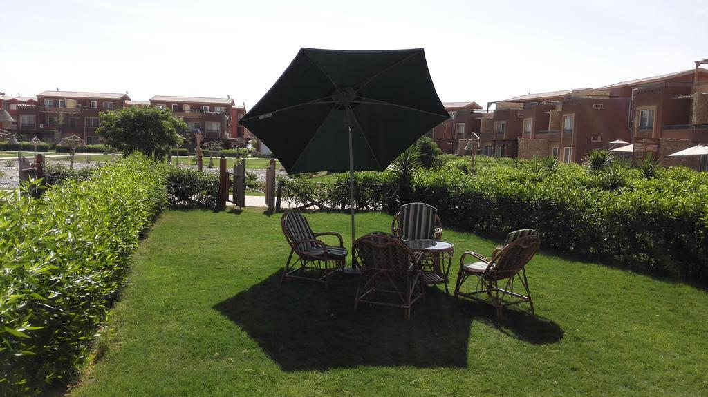 Three-Bedroom Garden Chalet at Marina Wadi Degla For Families Ain Suchna Zimmer foto